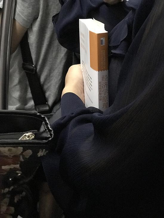 她带了这本《经济学原理:宏观经济分册》上地铁,后来我才知道这是一本在全球都堪称经典的教程。