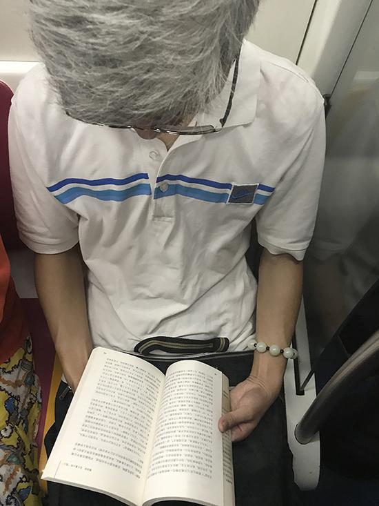 白发读者读《禅说庄子》。“禅说庄子”是冯学成的一系列书,一位书友说冯是真正的大师,值得读。这一册是“大宗师”,貌似已改版。他让我想起《童年与社会》扉页上的一句话:“儿童的游戏和老年人的智慧,是他们各自季节的果实”。