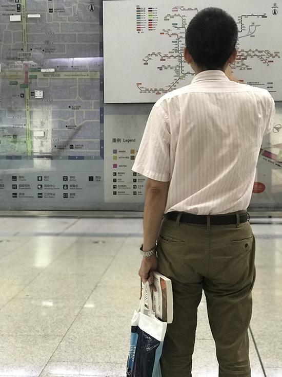 他看书太认真,到这一站疑心坐错,从车厢走出来看地铁线路图,看完后又走进车厢。他现在车厢门口正中继续认真看书,我为他拍下一张自认为很棒的照片,却因为是正面,没法发上来。他看的是《从查理大帝到欧元:欧洲的统一梦》。