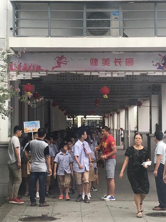 每天中午,学生分班级排队入食堂。