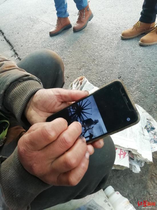 沈巍说,他的手机里存着甘地的照片。
