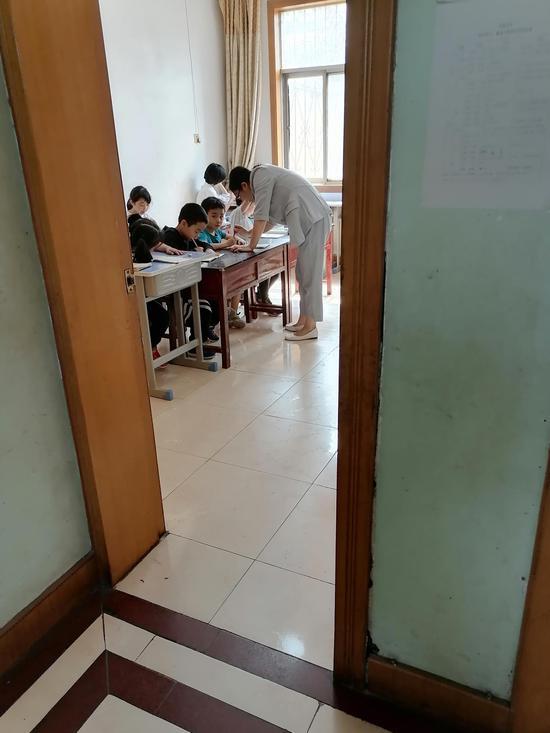 张思敏(化名)在母亲的教室里。澎湃新闻记者葛明宁 图
