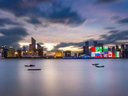 人民日报评论员：引领世界经济沿着正确轨道向前发展