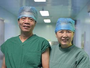 相濡以沫30余年 白大褂穿成情侣装