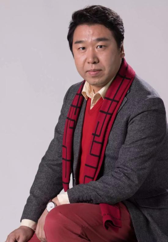 刘中,现任中国美术家协会理,中国画学会副秘书长,四川雅安熊猫宣传大使,北京市红十字会“熊猫血”宣传大使,四川邮政成都“熊猫邮局”名誉局长等职。作品被选送到美国,加拿大,俄罗斯,法国,意大利,瑞士,新西兰,毛里求斯,科特迪瓦,日本,韩国等国展出。