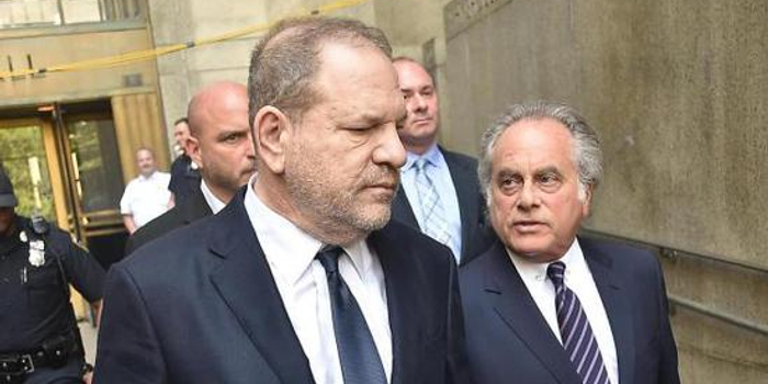 好莱坞大亨韦恩斯坦被控强奸首出庭 否认所有