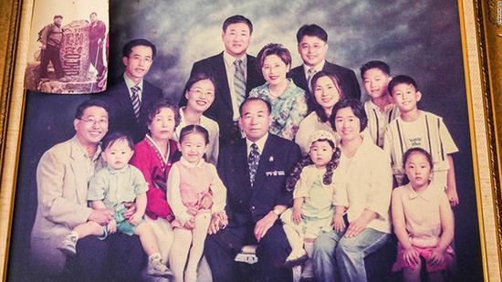 权文国目前整个大家庭一家三代共有十五口人。