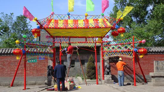 人们正在搭建彩门楼