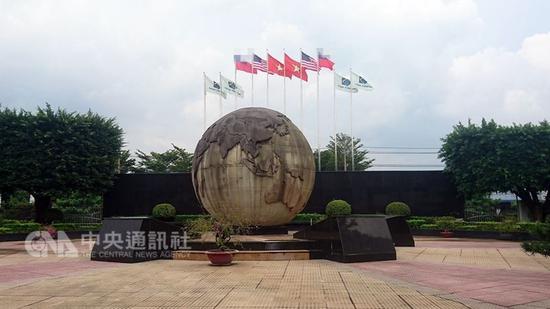 凯胜家具总部外悬挂着台当局的“青天白日满地红旗”(图片来源:“中央社”)