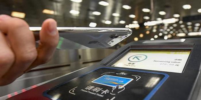 乘客用苹果手机刷卡乘公交 操作不当会多扣钱