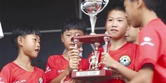 海外夺冠含泪高唱国歌 这群中国足球少年圈粉