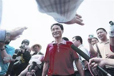 ▲民航湖北安监局工作人员当时曾劝阻舒满胜 图据武汉晚报