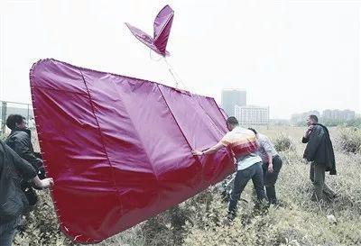 ▲舒满胜当时驾驶“飞行器”升空,之后坠落 图据武汉晚报