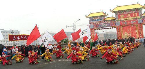 彩门楼前热闹非凡
