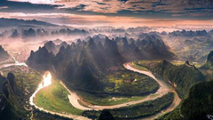 《水似青罗带》 摄影：@紫水晶心328726285