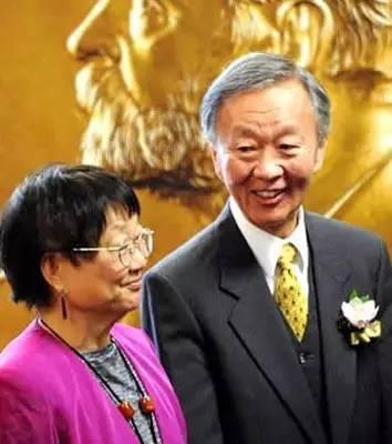 ▲高锟先生与其夫人黄美芸女士