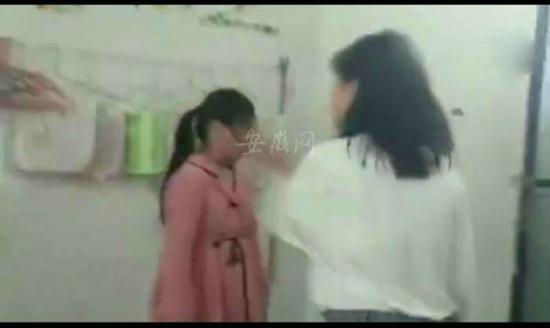 红衣女生(左)被扇耳光。 截屏图