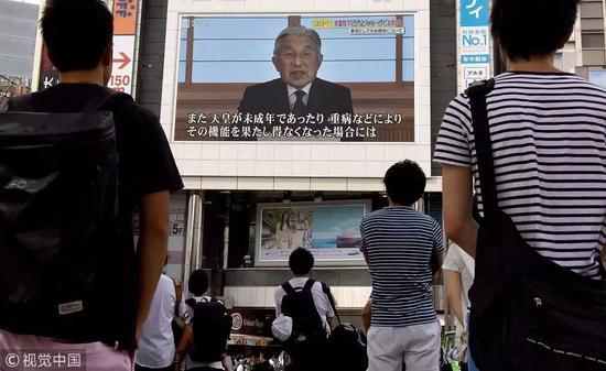 · 2016年,东京街头的民众观看明仁天皇发表讲话