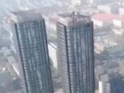 航拍天津河西区起火大厦：玻璃外墙全被熏黑