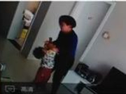 合肥保姆虐待儿童 拽耳朵拿自拍杆敲打头部