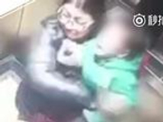 保姆电梯里暴打孩子 物业：业主已自己采取措施