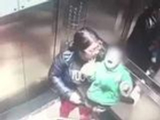 保姆1分钟内在电梯里暴打孩子14次 警方介入调查