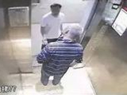 电梯里劝阻吸烟时老人猝死 你还敢劝烟吗?