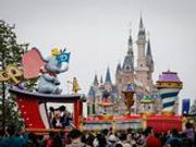 澎湃:2.4万元免排队？迪士尼欠普通游客一个说法