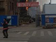 郑州一座高楼着火 有急救车进出现场