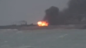 油轮再次爆炸火势加大