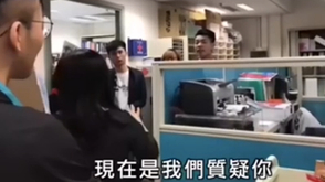 学生冲进老师办公室