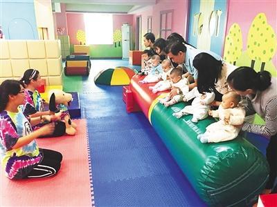家长带孩子上早教班。 受访者供图