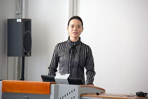 讲台上的董桂菊老师