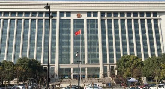 12月21日,“杭州保姆纵火案”在杭州市中院开庭。开庭27分钟后,因被告人莫焕晶辩护律师党琳山提出管辖权异议,法院宣布休庭。本文图片来自“我们视频”(除署名外)