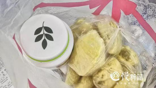 以前的病人给黄裕带来一大袋自己做的馒头 (受访者供图)