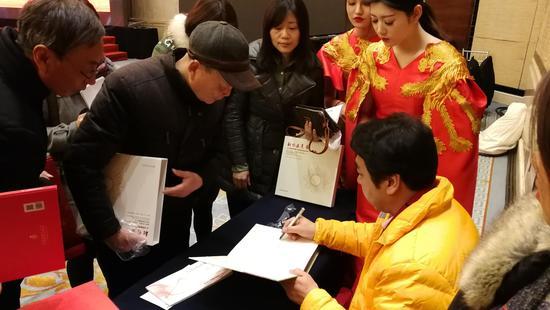 刘中为粉丝们签字留念