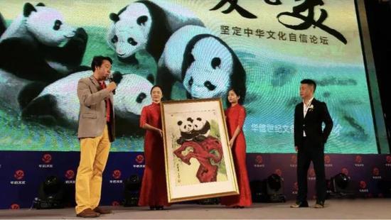 刘中向华信文化赠送《国宝图》