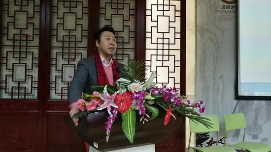 刘中在现场与小朋友们分享自己艺术成长的故事