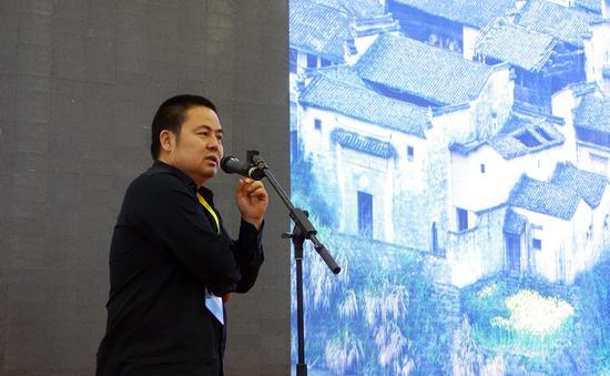 张建平近影