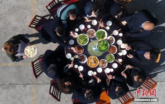 资料图:人们分享丰盛的团年饭。刘忠俊 摄