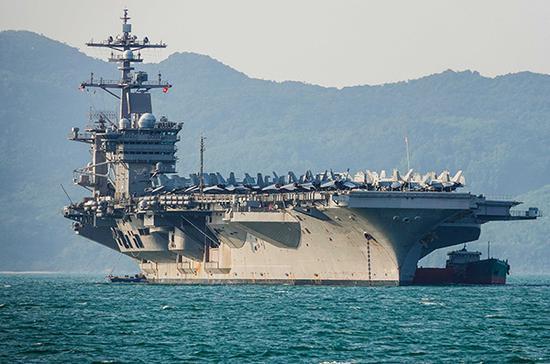 当地时间2018年3月5日,越南岘港,美军航母“卡尔文森号”(USS Carl Vinson)载着5000名士兵抵达越南。 视觉中国 图
