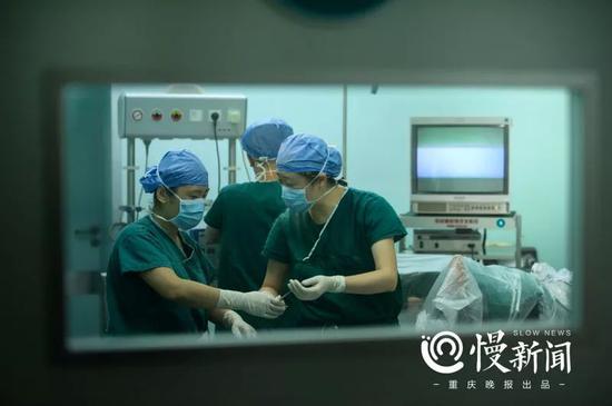 黄裕(右一)和助手正在做手术
