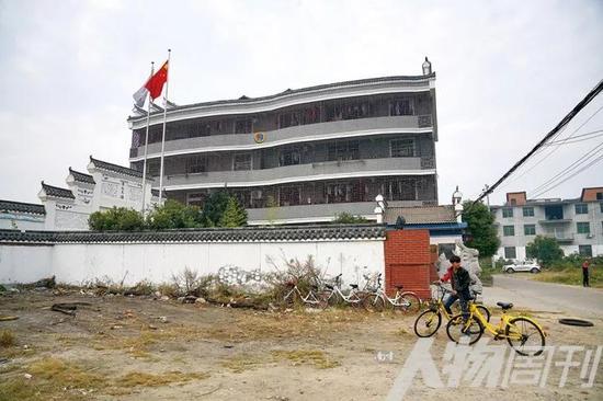 11月6日,豫章书院的宿舍被铁栅栏封闭起来,据校方介绍,此举是防止学生跳楼、逃跑。书院周边杂草丛生,围墙背后是一片湖,学生即使爬过围墙也难以逃离