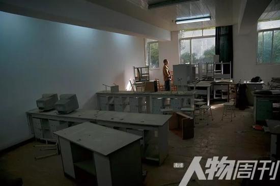 11月4日,豫章毕业生罗旭(化名)正在一间废弃的教室里。他曾在豫章书院生活过两个多月,被关在不见阳光的小黑屋里长达七天