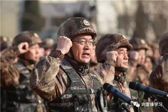 王印芳带领官兵宣誓。(来源:“向雷锋学习”公众号)