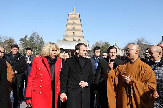 克龙在参观大雁塔时,聆听寺院僧人做讲解。