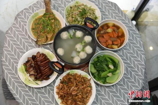 资料图:一桌丰盛的年夜饭。 吕明 摄