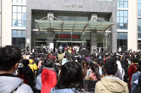 北京:中国传媒大学2018年艺考开考, “00后”成主力军(图片来源:视觉中国)