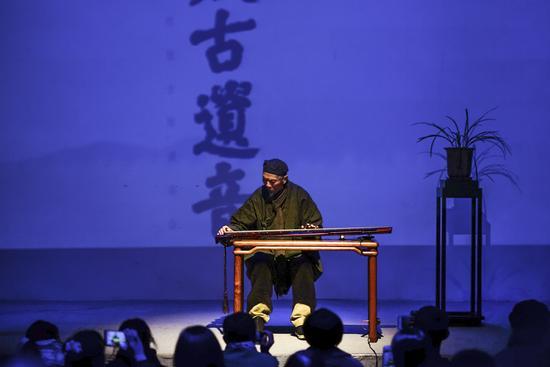 北京知音堂12月17日举办”太古遗音”古琴音乐会现场,汪铎先生正在演奏琴曲《逍遥游》。
