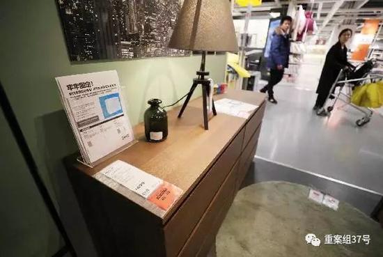 11月27日,四元桥宜家,马尔姆抽屉柜上的宣传单提示牢牢固定。新京报记者 王飞 摄